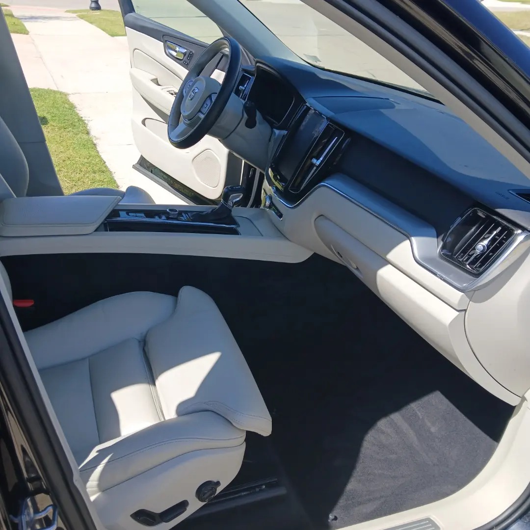 Interior car detailing in Irving TX - clean leather seats and dashboard detailed by LG Mobile Detailing