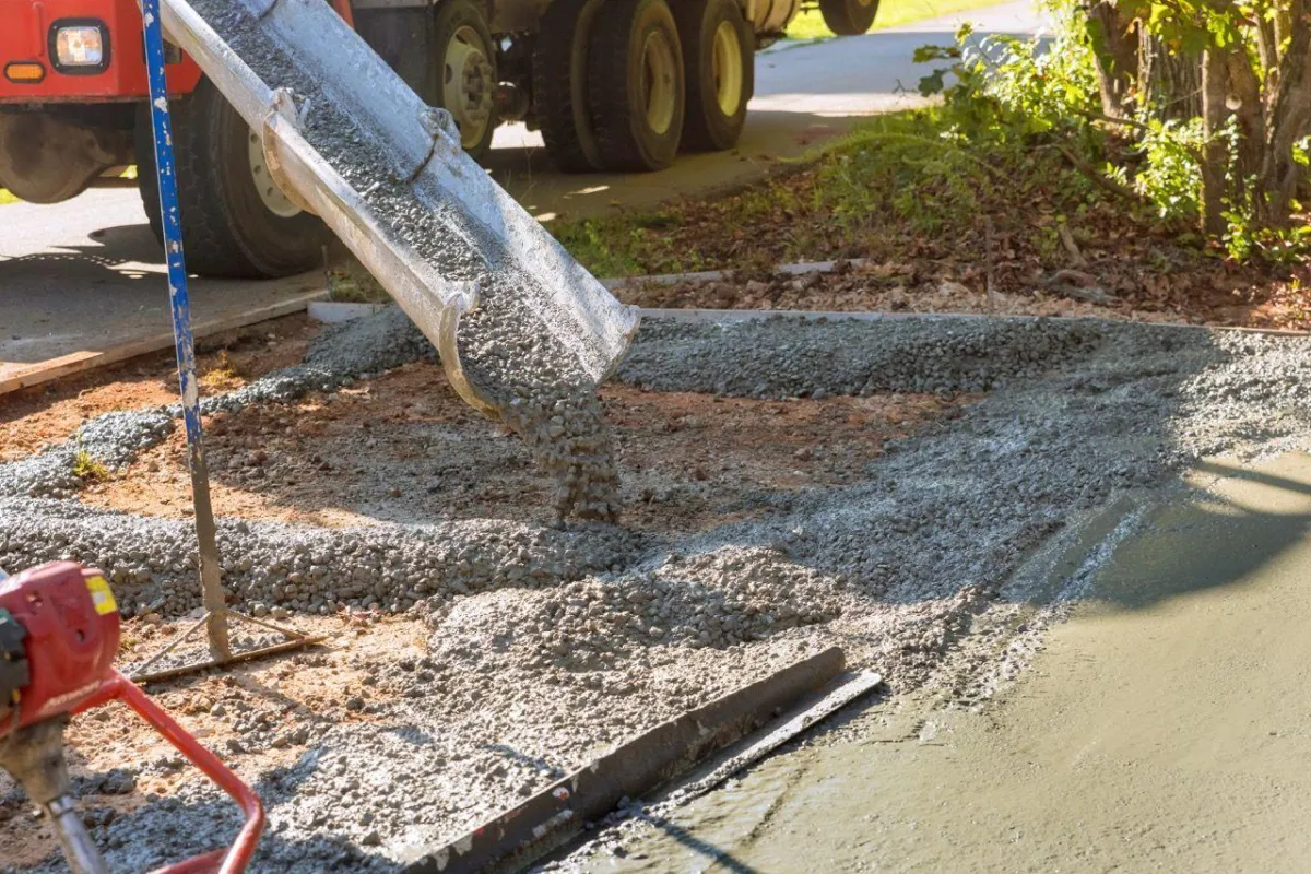 Louisville Concrete builds and installs driveways.