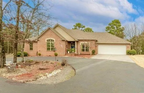 Louisville Concrete builds and installs driveways.