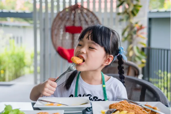 kid-eating-nuggets