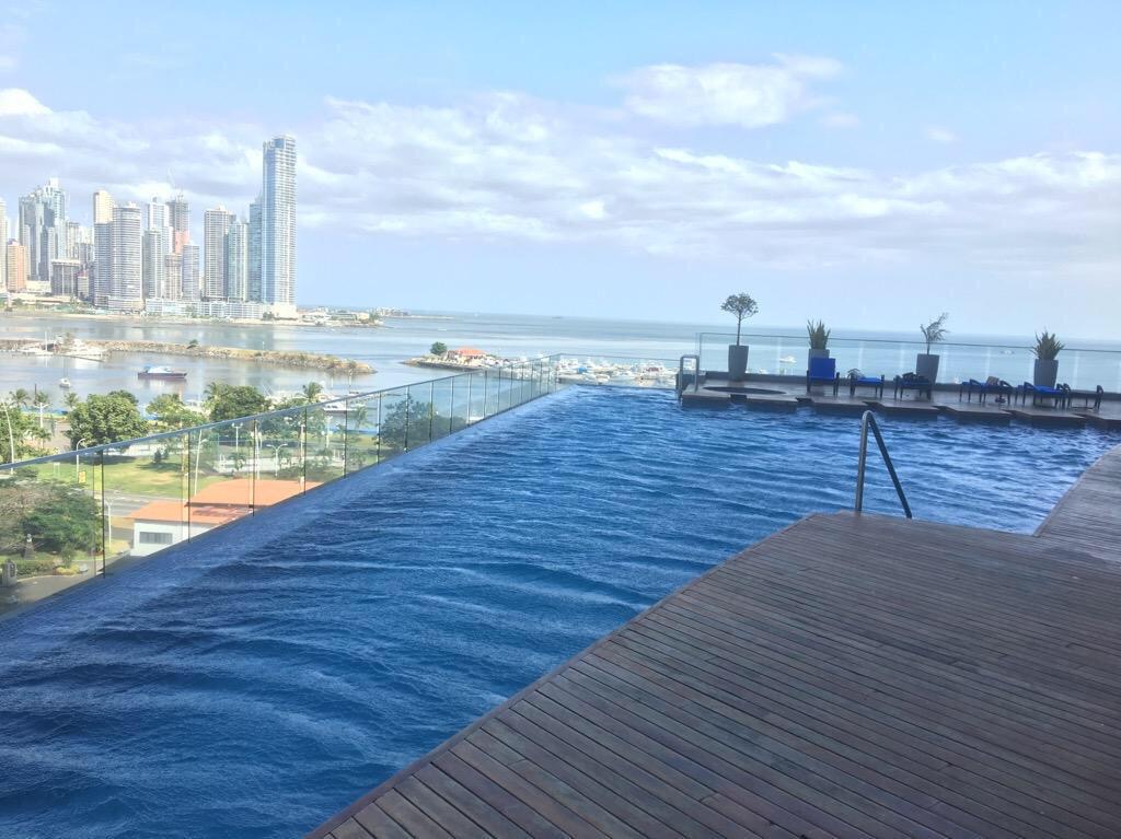 Villa de luxe au bord de la mer avec yacht privé