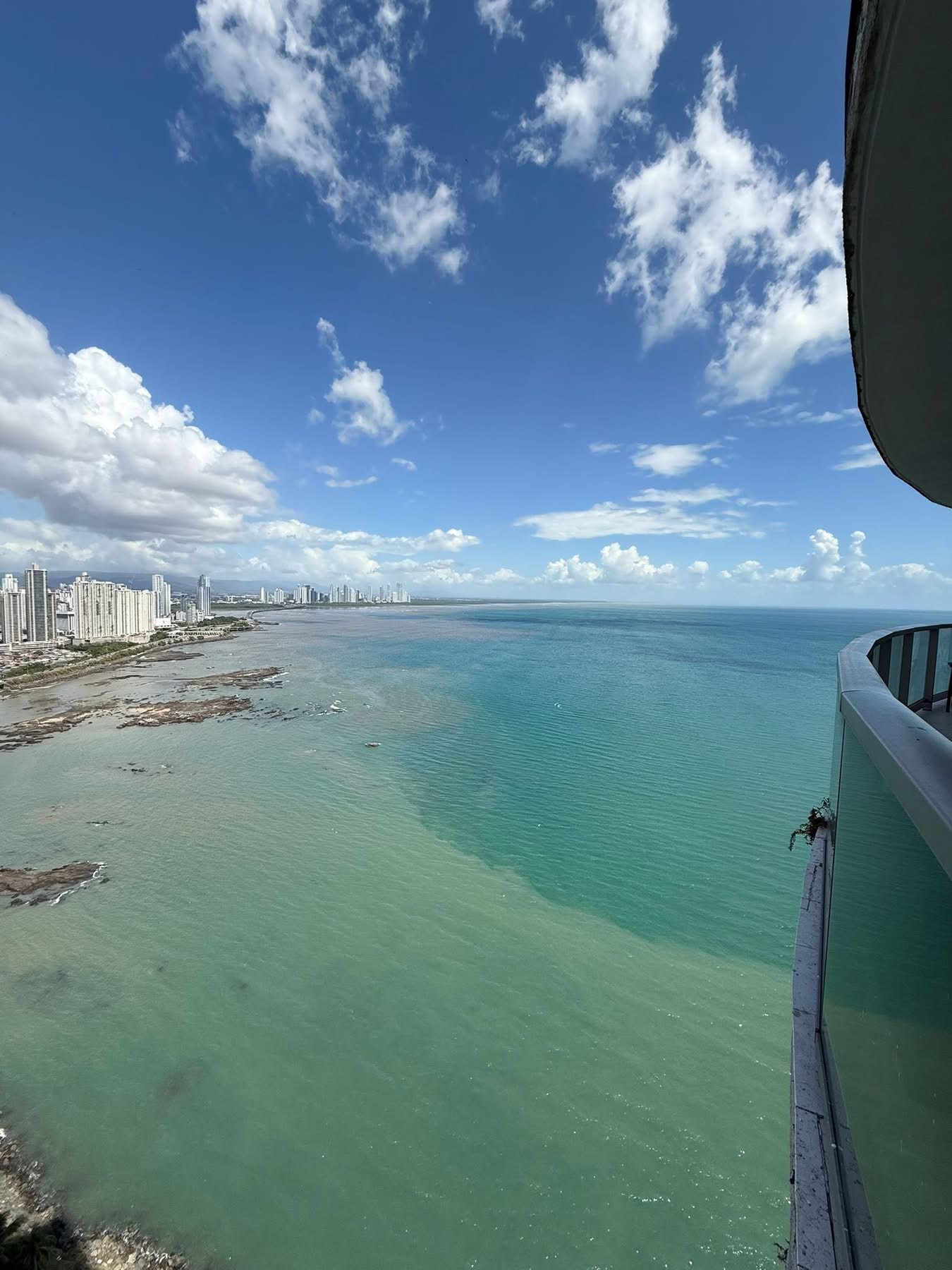 Vue panoramique de Panama City au coucher du soleil depuis une terrasse privée