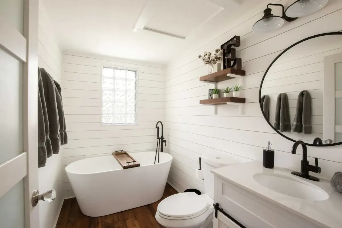 Farm House Bathroom with tub