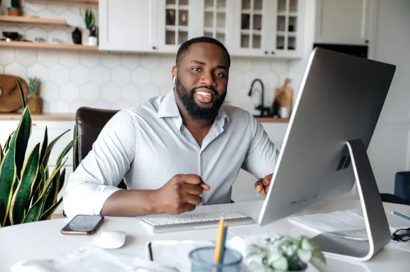 successful-freelancer-using-his-laptop-learning Youtube-course