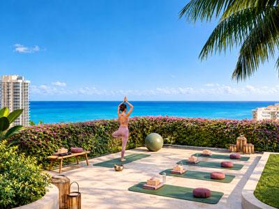 Terraza de yoga de NoBe PARC en Miami Beach, Florida, con vista panorámica al océano Atlántico, jardines tropicales y espacio al aire libre para practicar yoga.