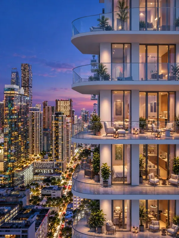 Balcones panorámicos con barandas de cristal en Palm Tree Residences Miami, residencias de lujo con terrazas privadas y vistas al skyline de Miami al atardecer.