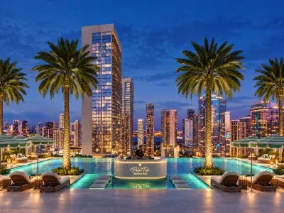 Piscina infinita en el rooftop de Palm Tree Residences Miami, con palmeras, tumbonas de lujo, área de entretenimiento y vistas panorámicas al skyline de Miami.
