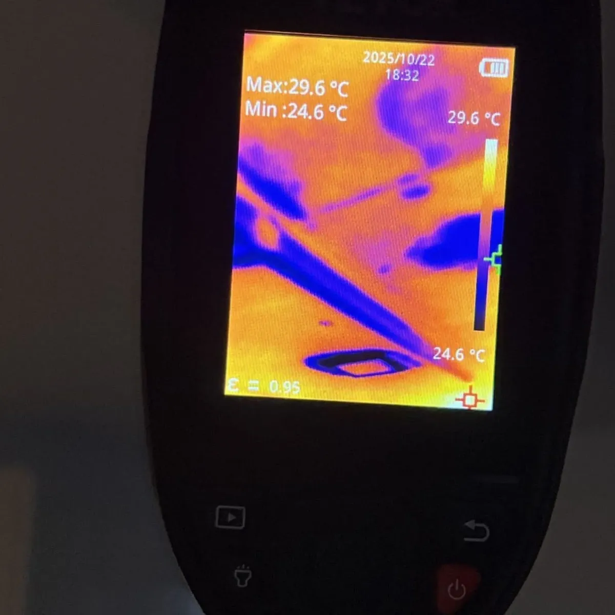 Thermal imaging device detecting moisture and temperature levels