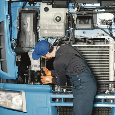 Dallas Heavy Duty Service Certified mobile diesel technician repairing commercial truck on-site