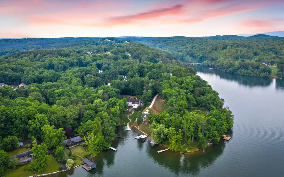 Living in Soddy-Daisy, TN: Lakefront Living & Room to Breathe