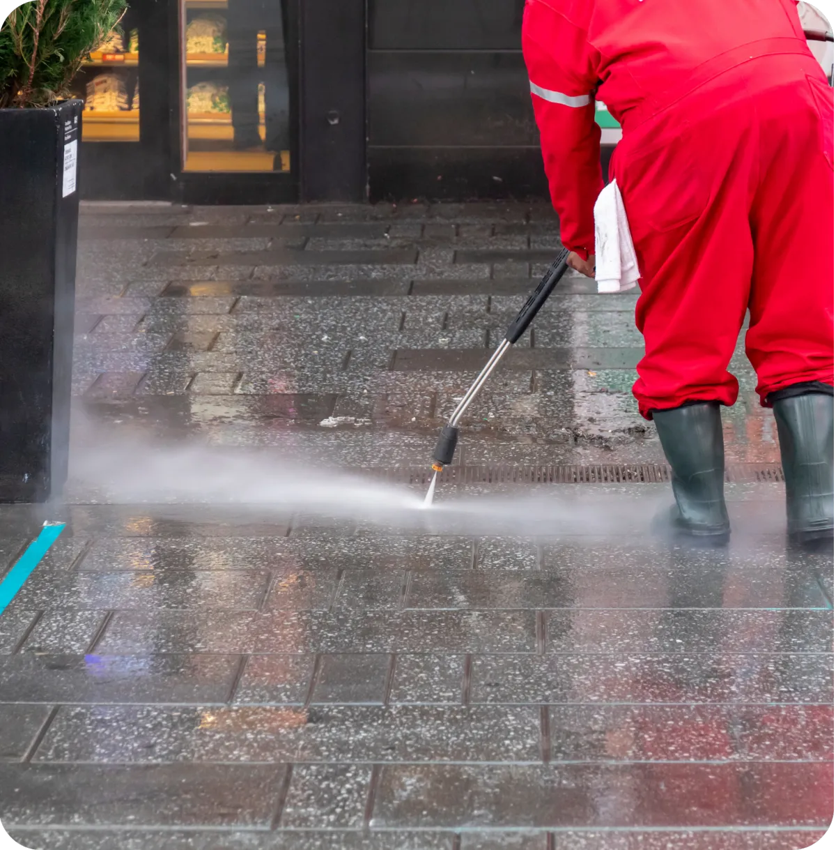 pressure washing sidewalk and entryway for commercial property in Dallas Texas