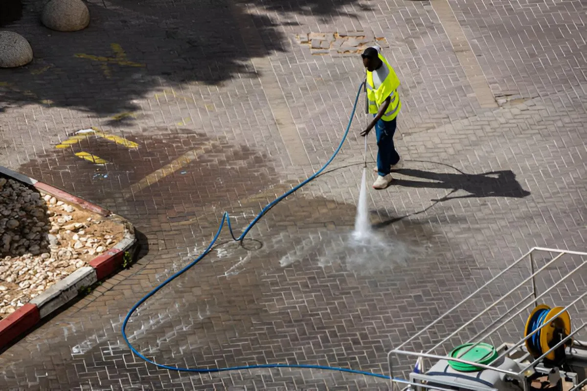 commercial power washing service for buildings and parking areas in Dallas TX