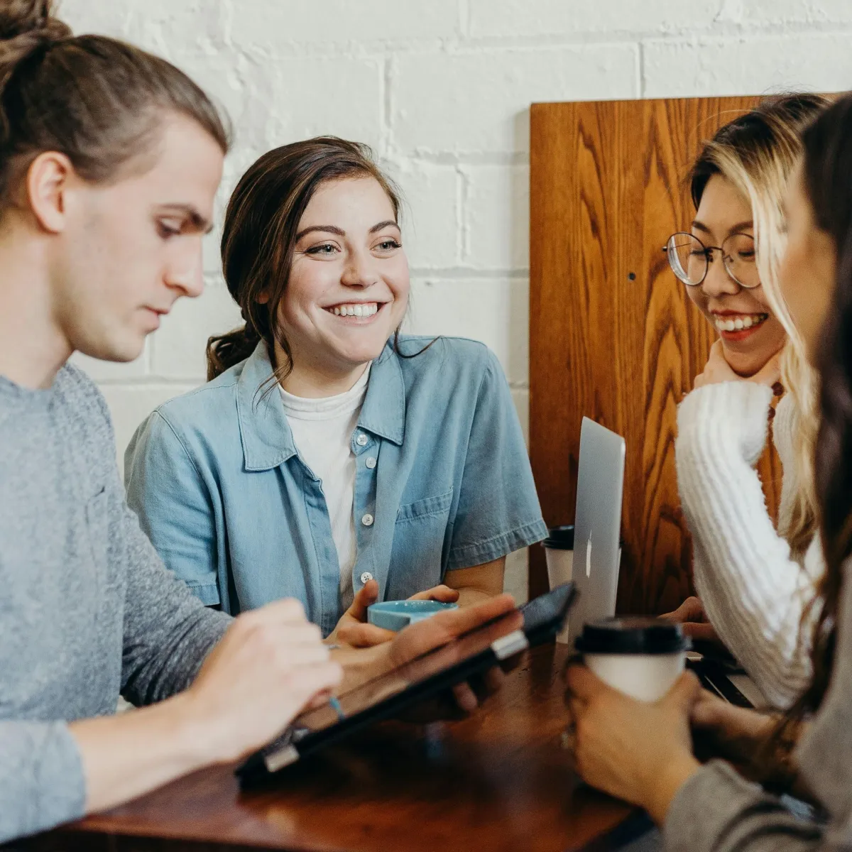 personas felices comunicándose