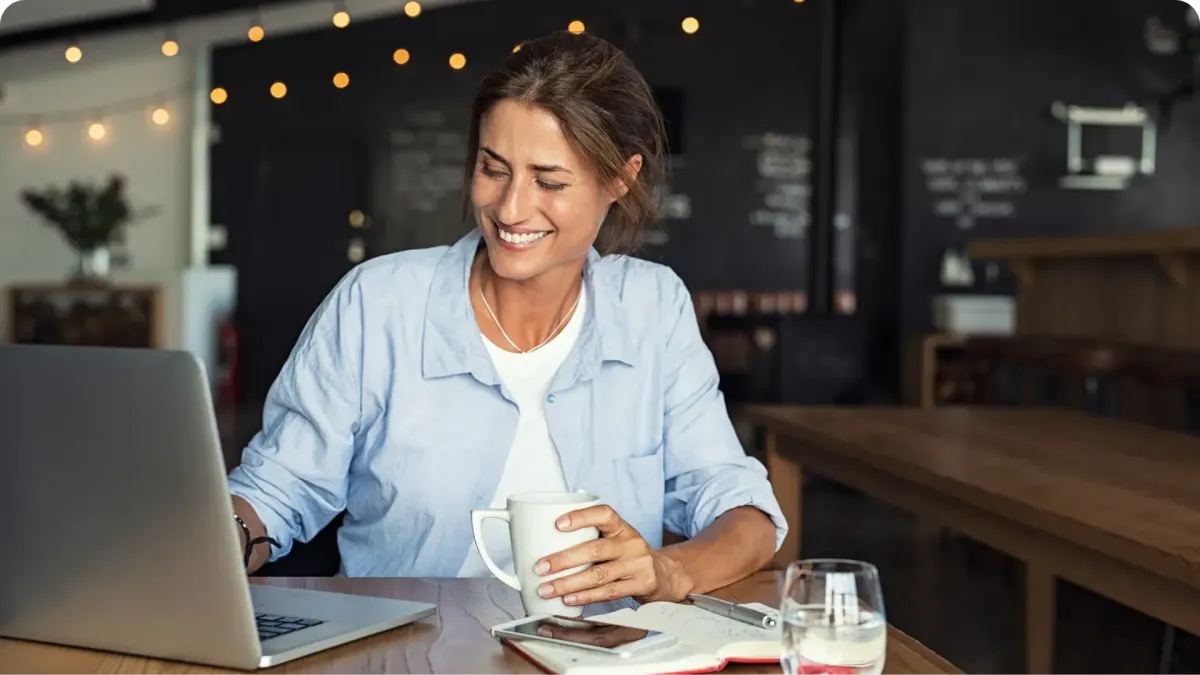 Frilansende grafisk designer jobber på café