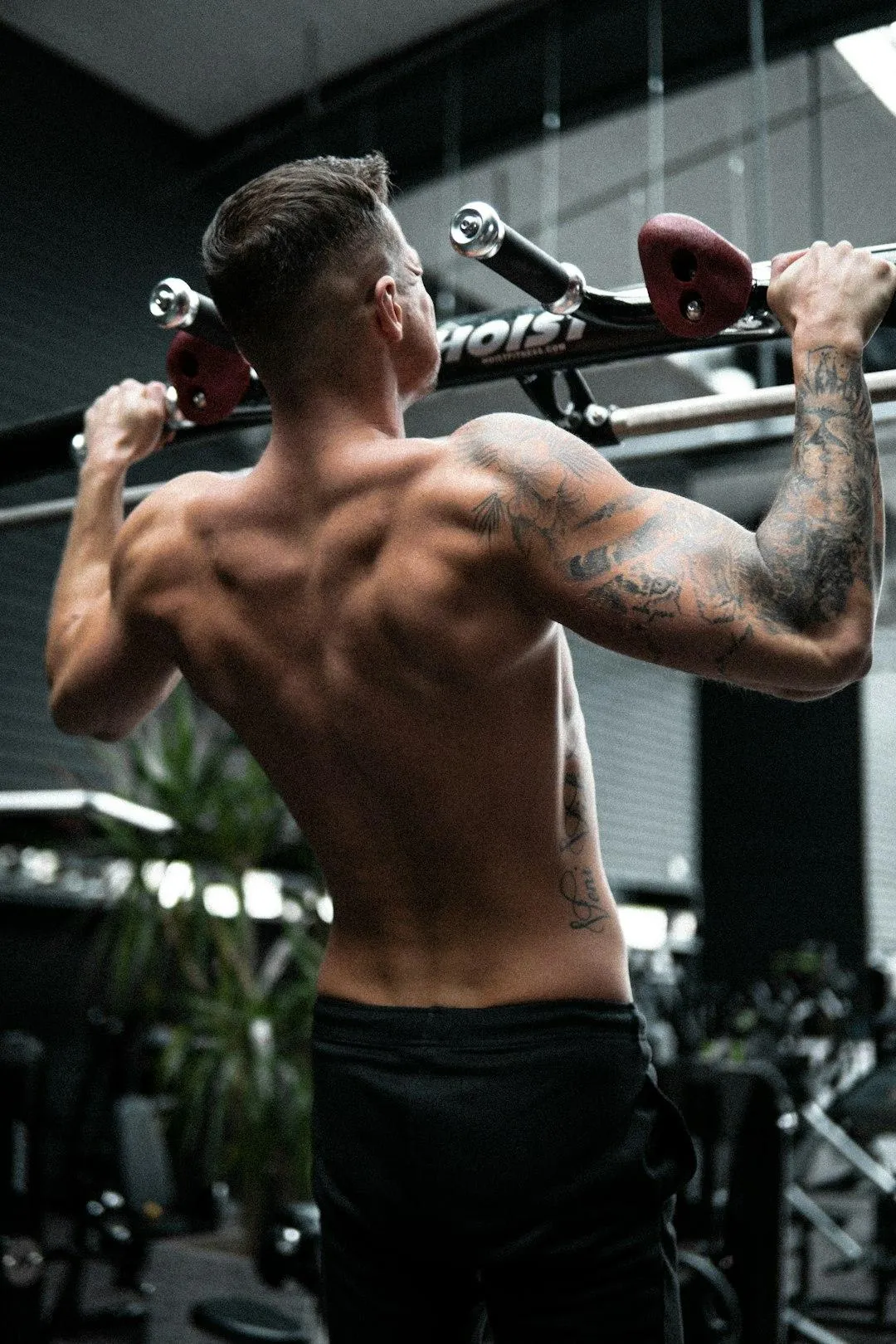Fit man using online fitness coaching for men at home gym