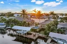 Multi-level deck with pergola in Cape Coral’s Pelican neighborhood