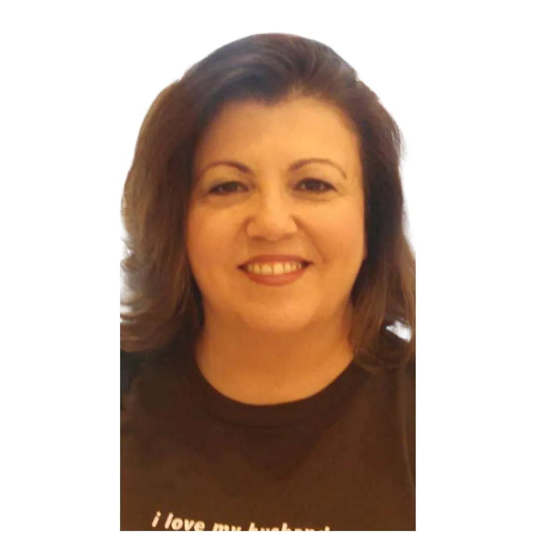 Stacey, founder of Giraffe Rich Momma, smiling portrait of a homeschool mom and digital business encourager.