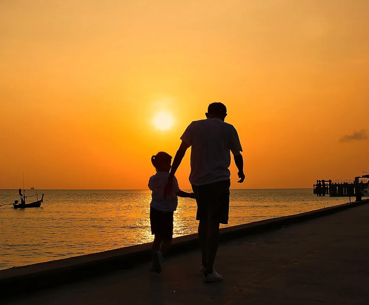 Padre cuidando a niño