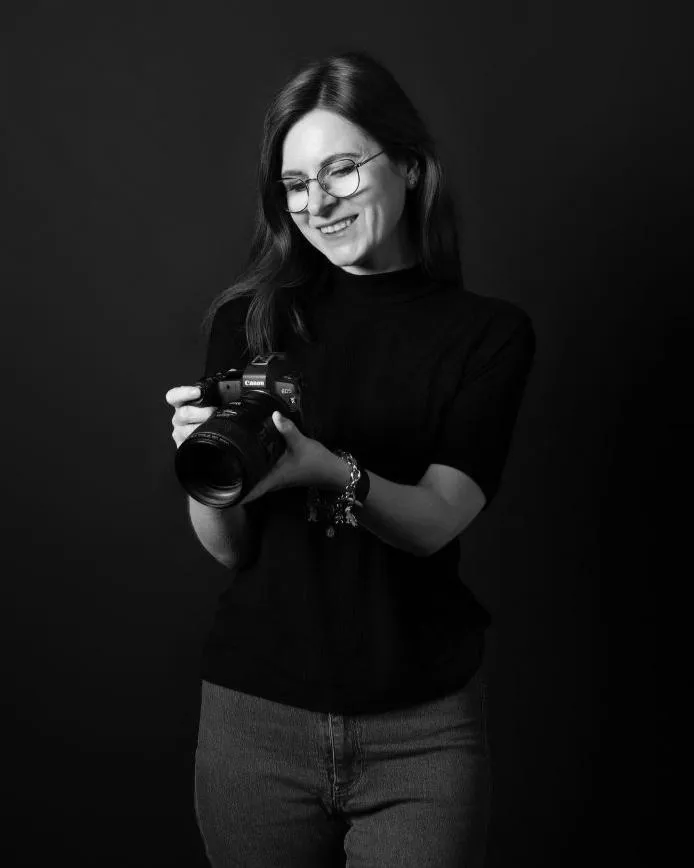 Warm portrait of Aneta guiding a client in her Haarlem studio