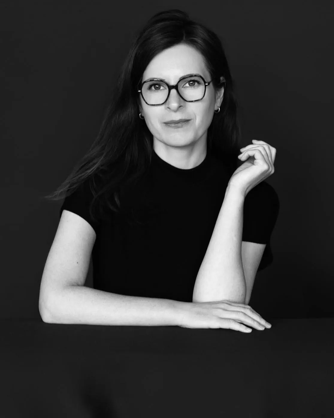 Warm portrait of Aneta guiding a client in her Haarlem studio