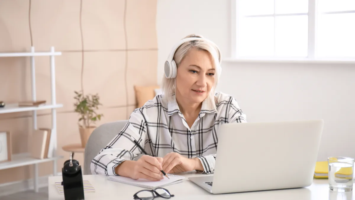 Beginner taking free Spanish practice lesson online