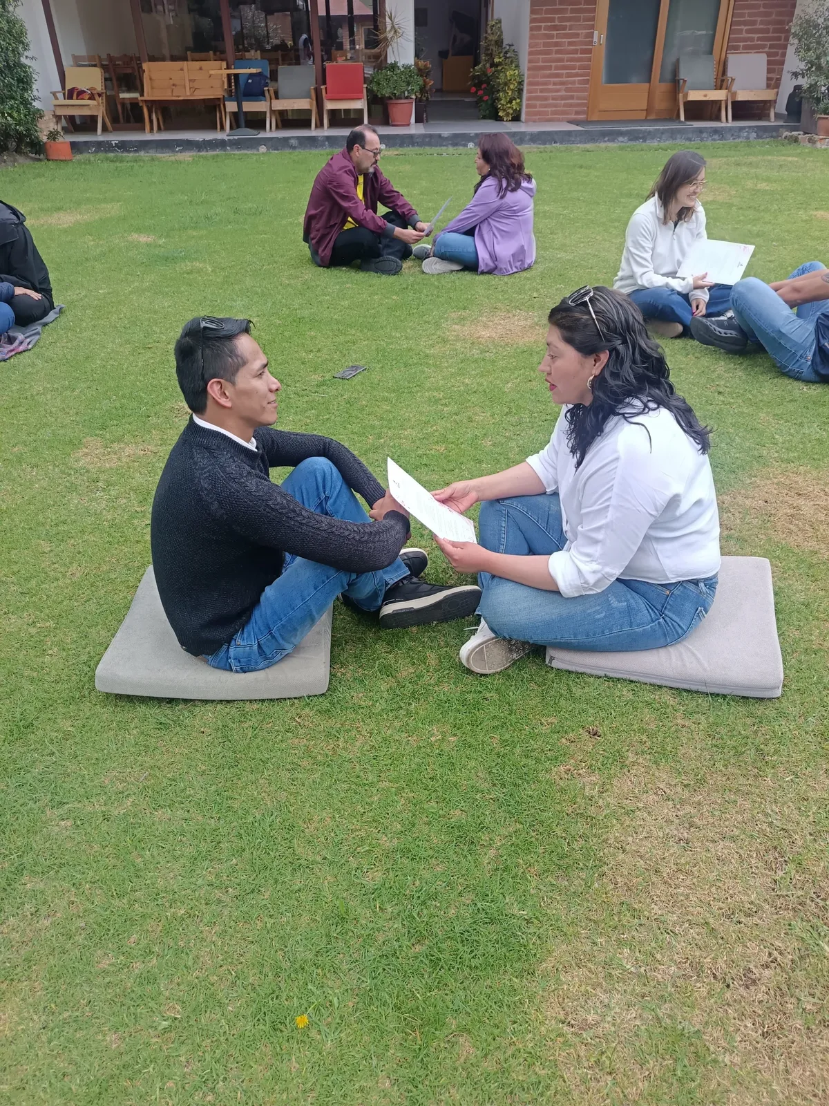 Pareja conectando en la naturaleza