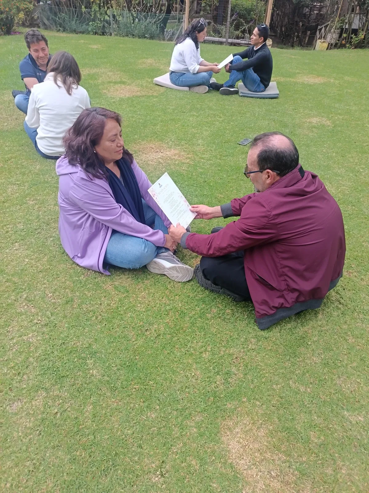 Pareja conversando con calma
