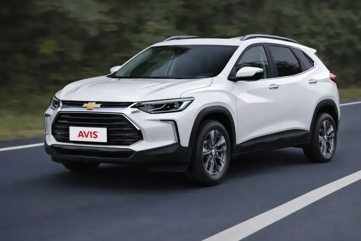 Vehículo AVIS Ecuador circulando en carretera, flota moderna para turismo y renting