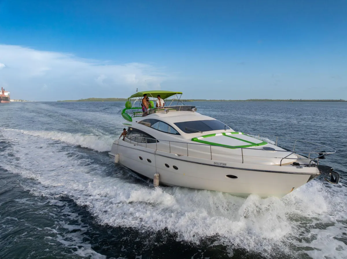 Luxury Yacht 67ft Aicon