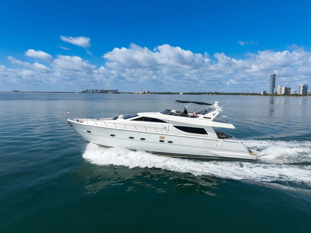 Luxury Yacht 80ft Uniesse