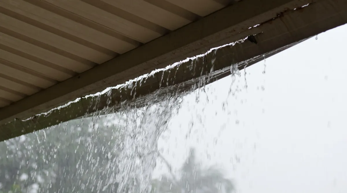 Gutter with a big crack in it that is allowing water to leak on an Albany Ga home