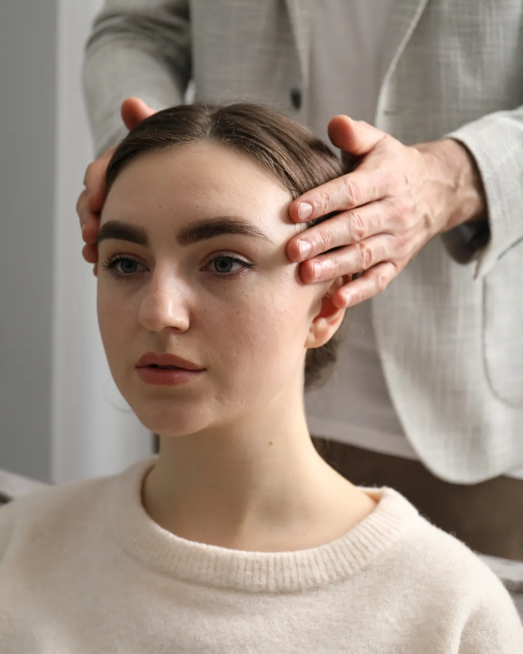 Gestresste Businessfrau sieht ein, dass Hypnose un Breathwork ihr Ausweg sind