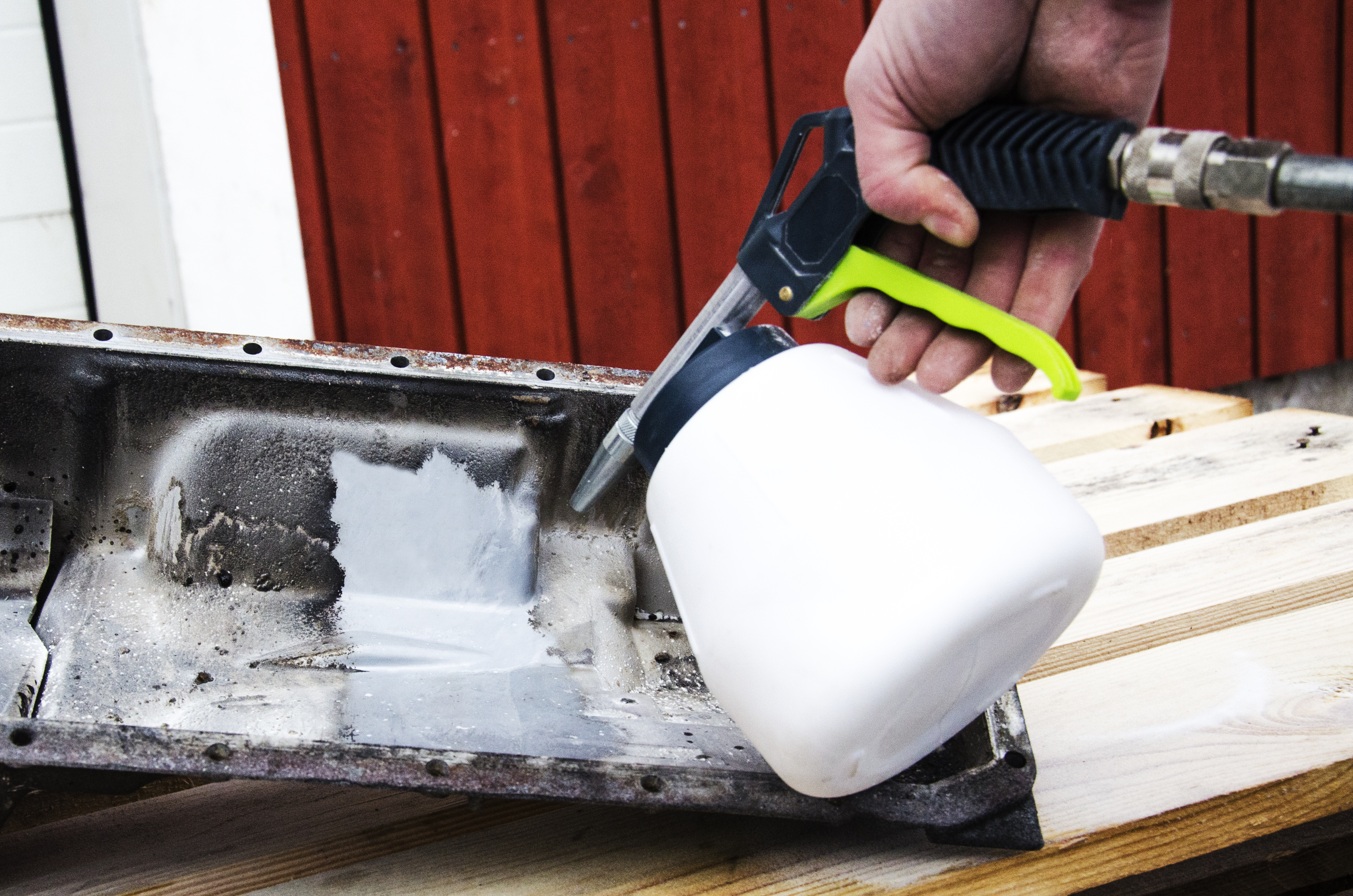 Nordblast poodapuhalluslaite putsaa metallin pintaa