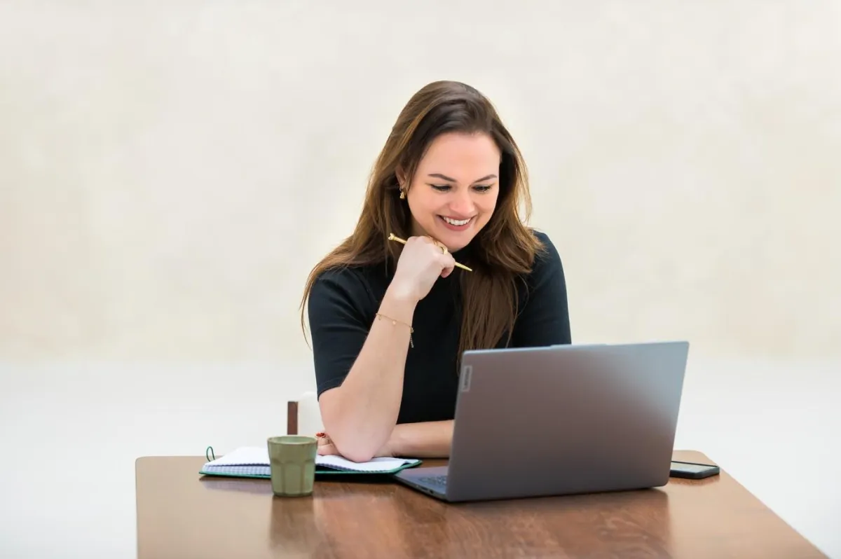 SEO marketeer Daniëlle Bom is online in overleg met een klant via haar laptop.