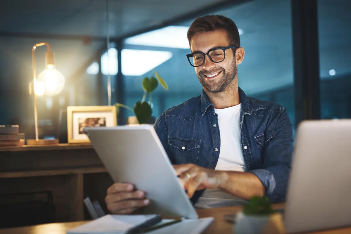 Emprendedor gestionando su negocio digital desde una sola plataforma con SoftiaBiz