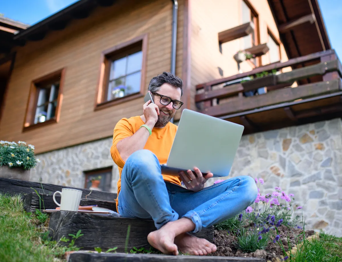 Hombre empresario trabajando remoto desde su casa con tranquilidad y relax usando soluciones digitales de SoftiaBiz para gestión de clientes en cetroamerica y latinoamerica