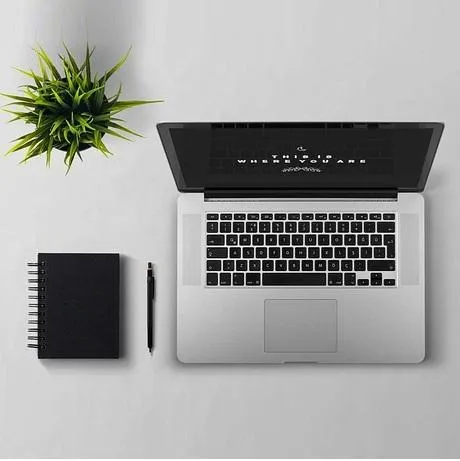 Laptop con escritorio minimalista representando soluciones de gestión web simples y profesionales para negocios.