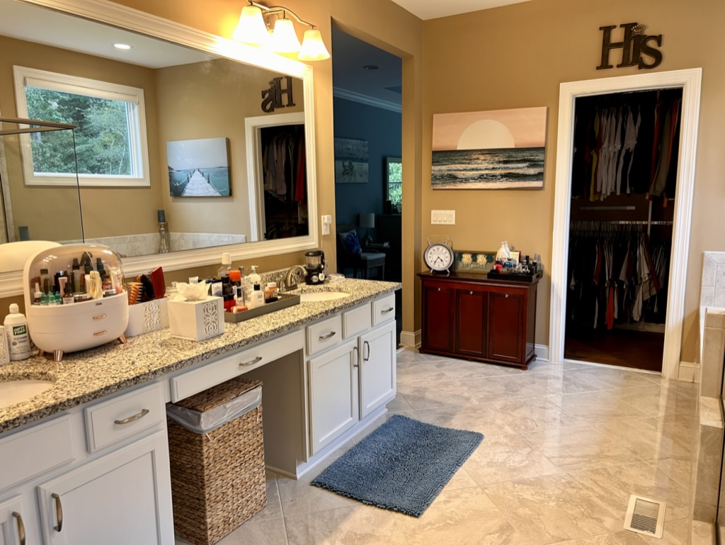 A clean master bathroom in Roanoke Rapids, NC after Maids R Us was there.