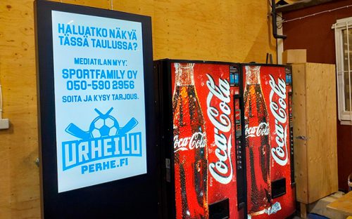 Diginäyttö jäähallissa