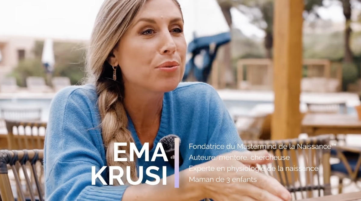 Ema Krusi fondatrice du Mastermind de la Naissance™ lors d’une interview en extérieur sur la physiologie de la naissance et l’accouchement naturel.