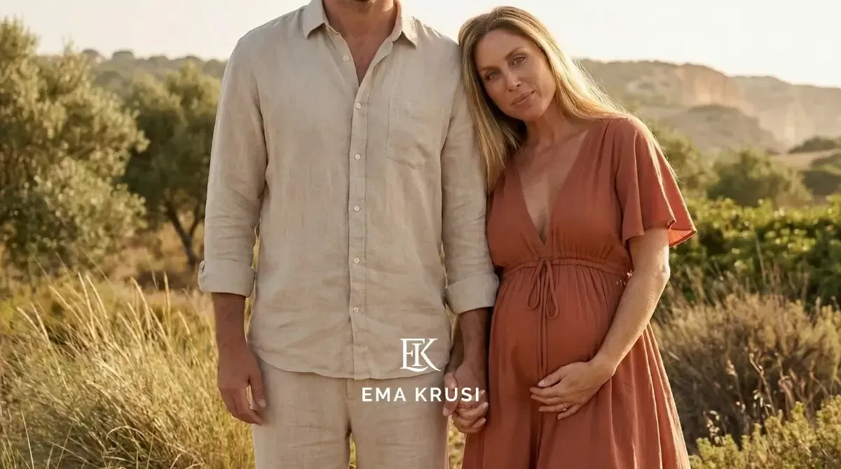 Couple attendant un bébé marchant dans la nature pendant une grossesse, futurs parents se préparant à la naissance.