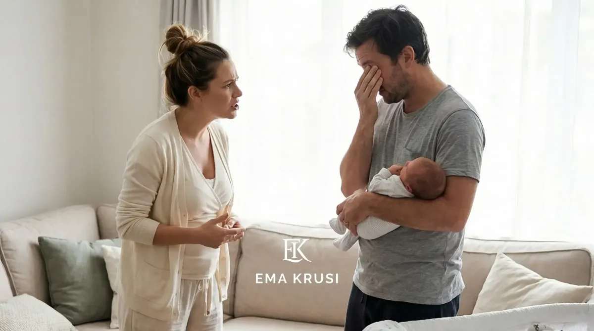 Couple attendant un bébé regardant un tableau avec écrit 50/50 en préparant la répartition des rôles après la naissance.