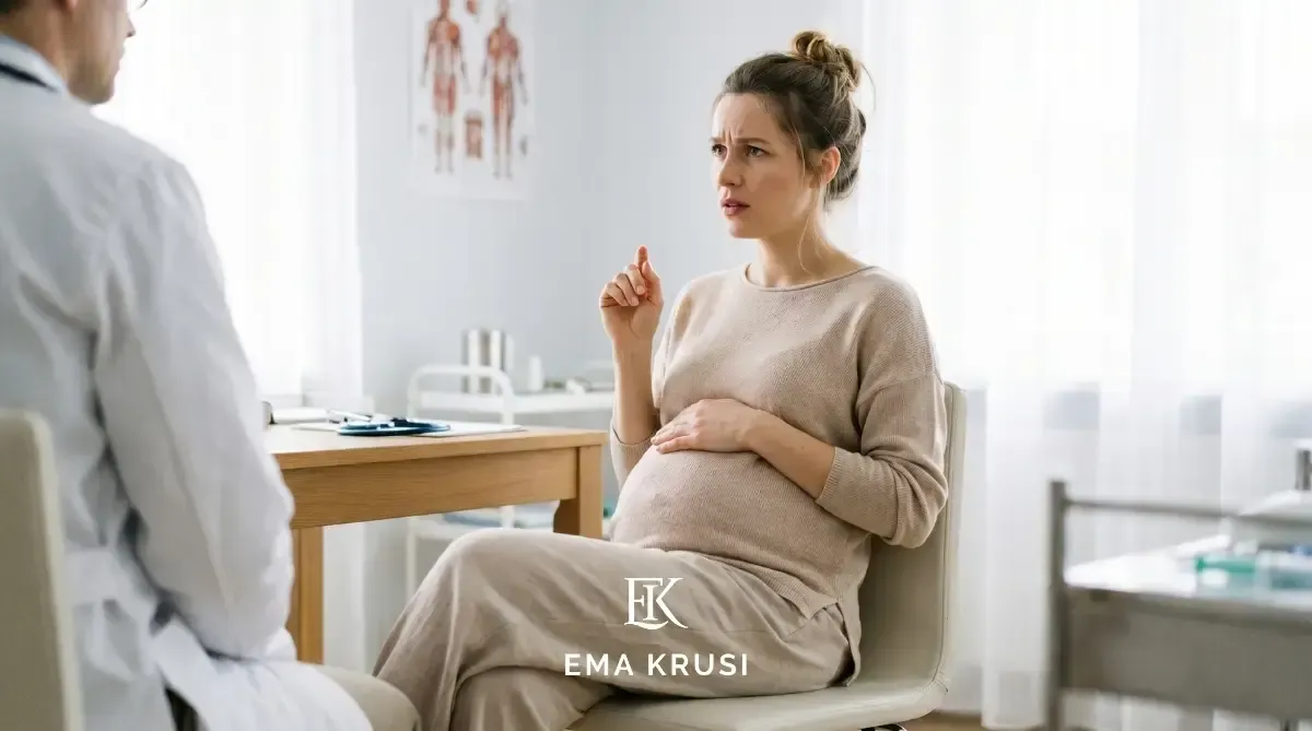 Femme enceinte affirmant ses choix face au corps médical lors d’une consultation de grossesse, avec une posture de confiance et de souveraineté.