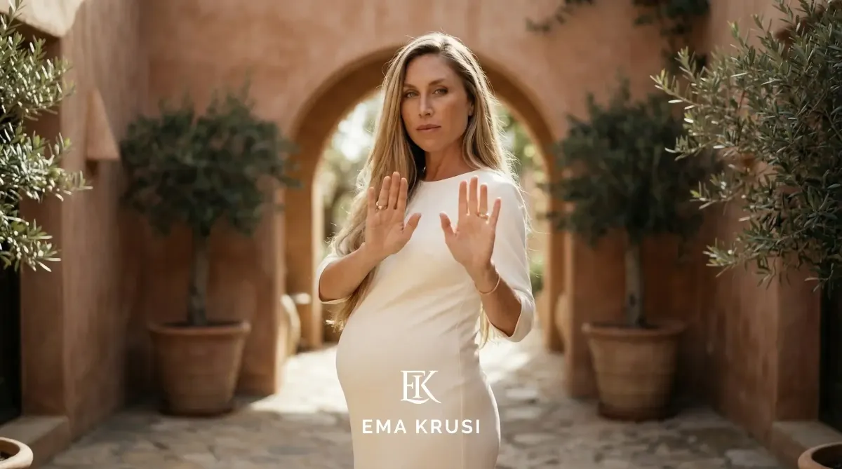 Femme enceinte levant les mains devant elle pour signifier un refus ou poser une limite, illustrant la souveraineté, le consentement éclairé et le droit de dire non pendant la grossesse et la naissance.