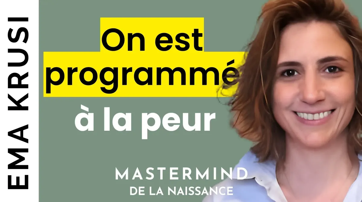 Portrait d’une participante souriante partageant son expérience de transformation avec le message « On est programmés à la peur », témoignage sur le changement de regard porté sur la naissance et la confiance retrouvée.