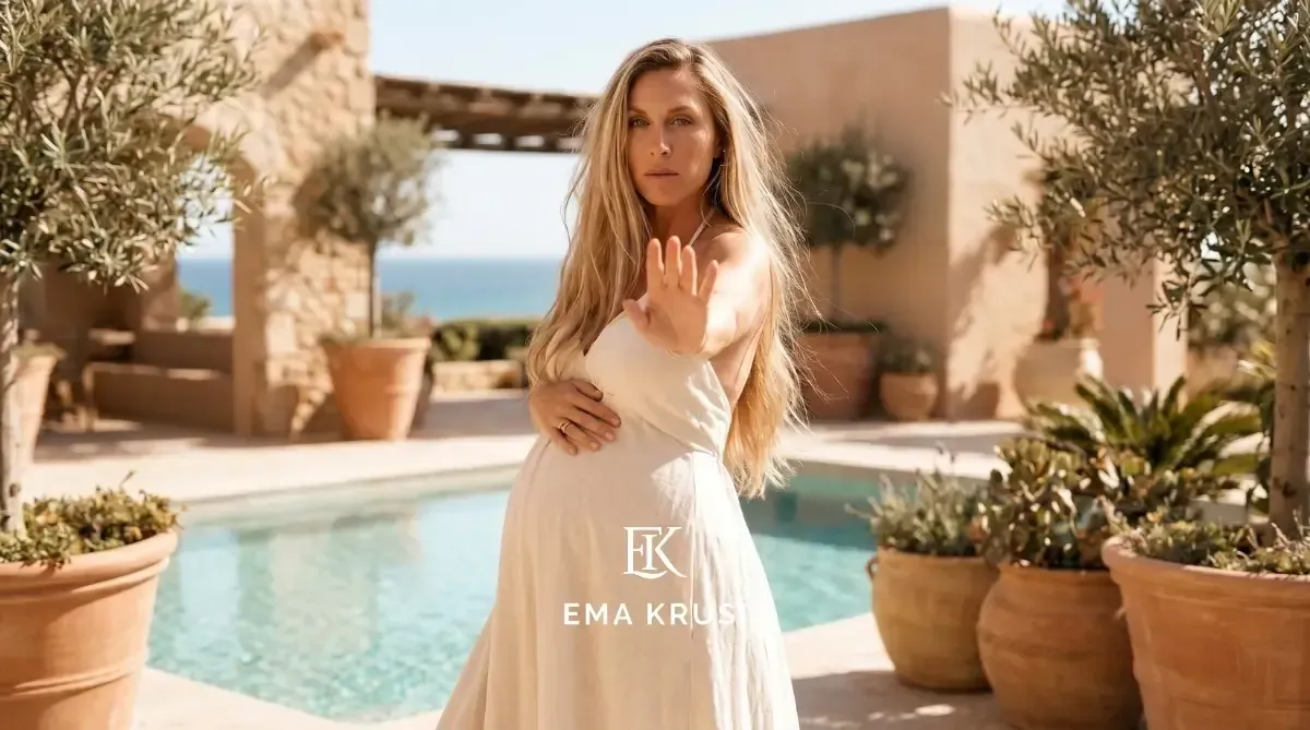Femme enceinte faisant un geste de la main pour dire « stop », illustrant l'importance de poser ses limites, d'exprimer ses choix et de vivre une grossesse en accord avec ses valeurs.