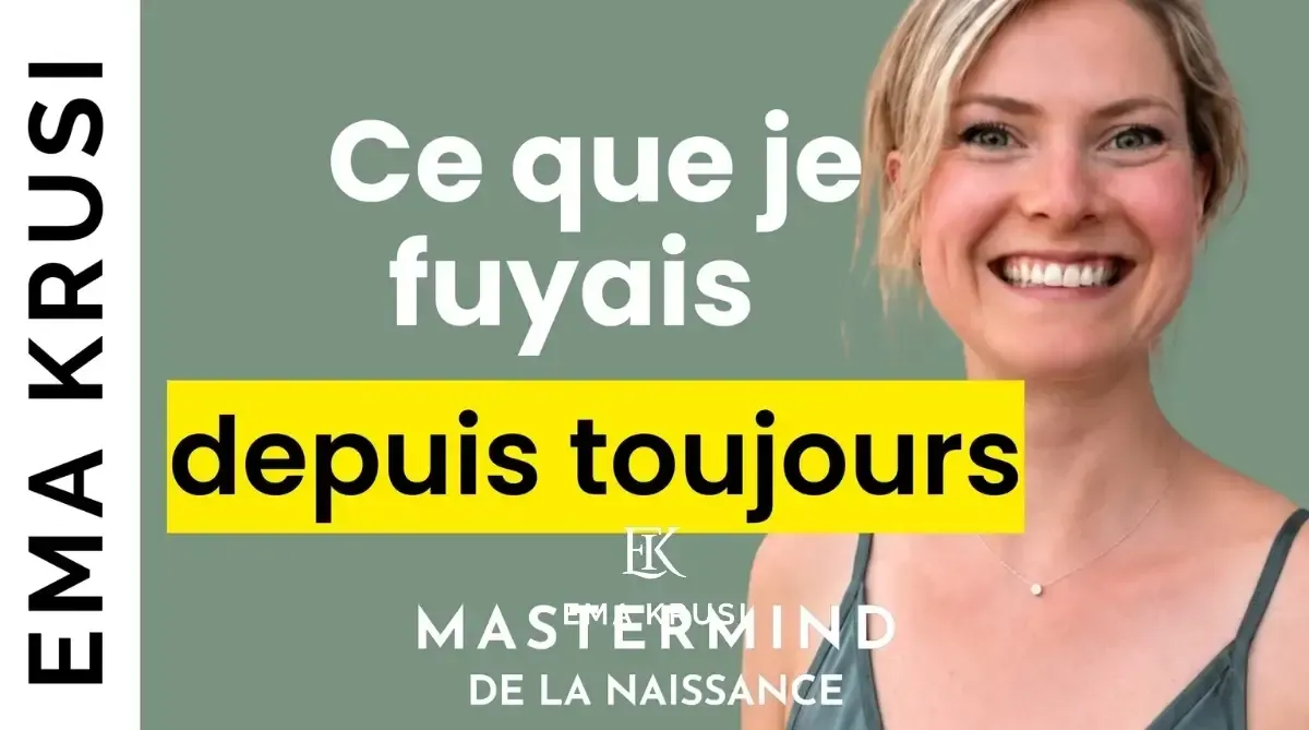Femme en plein travail s'appuyant sur un ballon de naissance dans une chambre chaleureuse, illustrant la gestion naturelle des contractions, la liberté de mouvement et un accouchement physiologique à domicile.