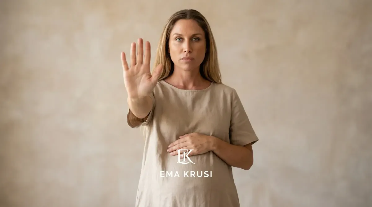 Femme enceinte levant la main en signe d'arrêt, illustrant l'affirmation de ses choix, le consentement, les limites face aux pressions extérieures et la confiance pendant la grossesse.