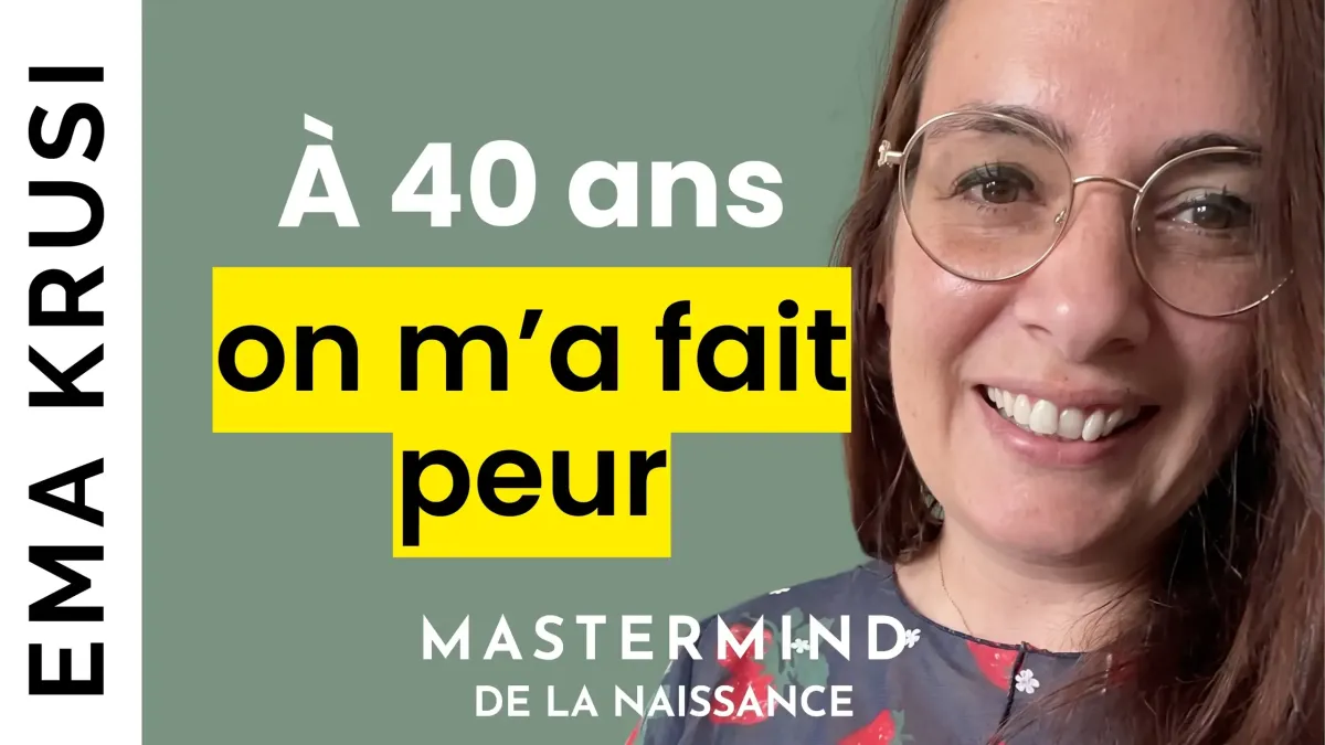 Professionnelle de santé échangeant avec une femme enceinte et son partenaire lors d'une consultation prénatale, illustrant le dialogue, l'information et l'accompagnement pendant la grossesse.