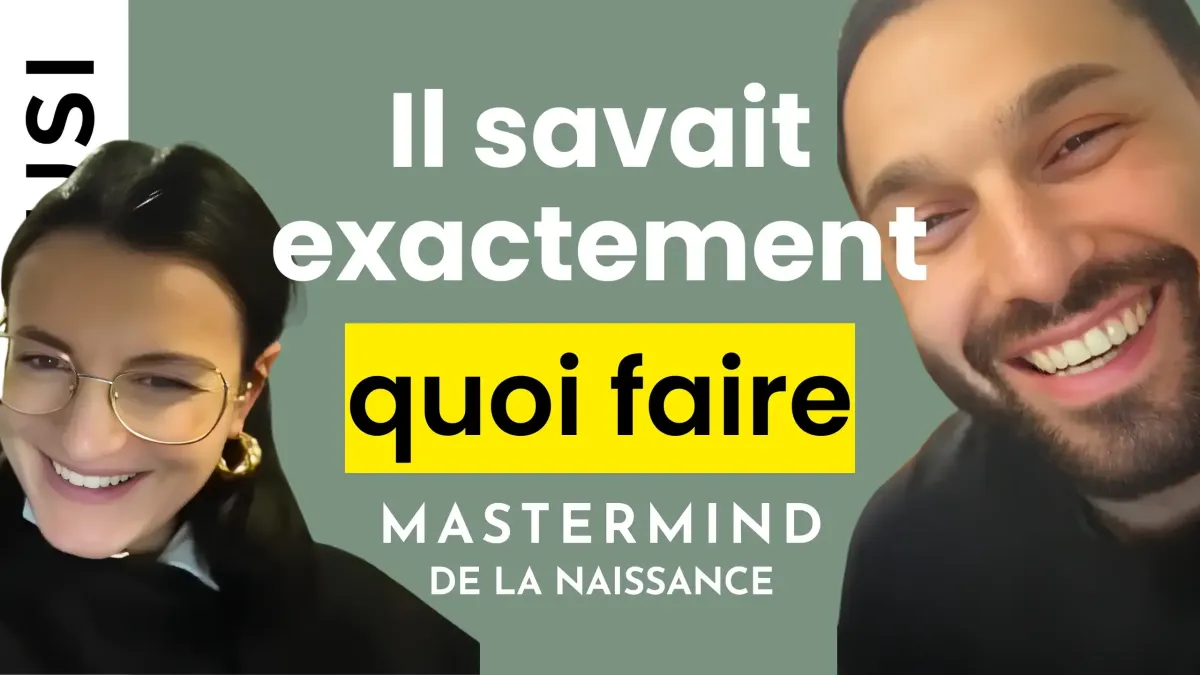 Mère dans une baignoire tenant son nouveau-né peau à peau, avec le père qui la soutient, ambiance douce à la bougie.